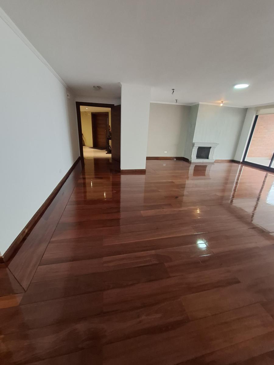 Vendo Departamento con Vista y Balcón Amplio - Sector González Suárez — imagen 8