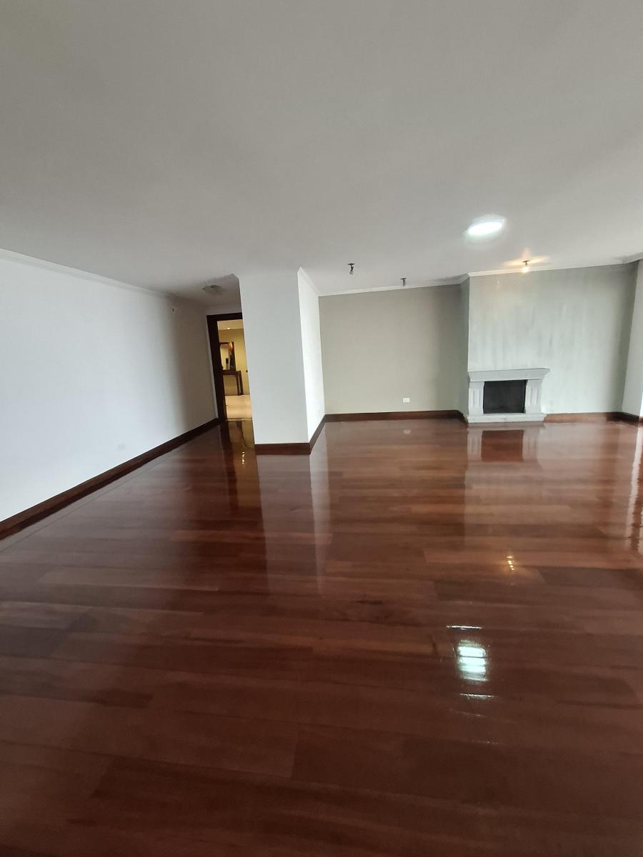 Vendo Departamento con Vista y Balcón Amplio - Sector González Suárez — imagen 7
