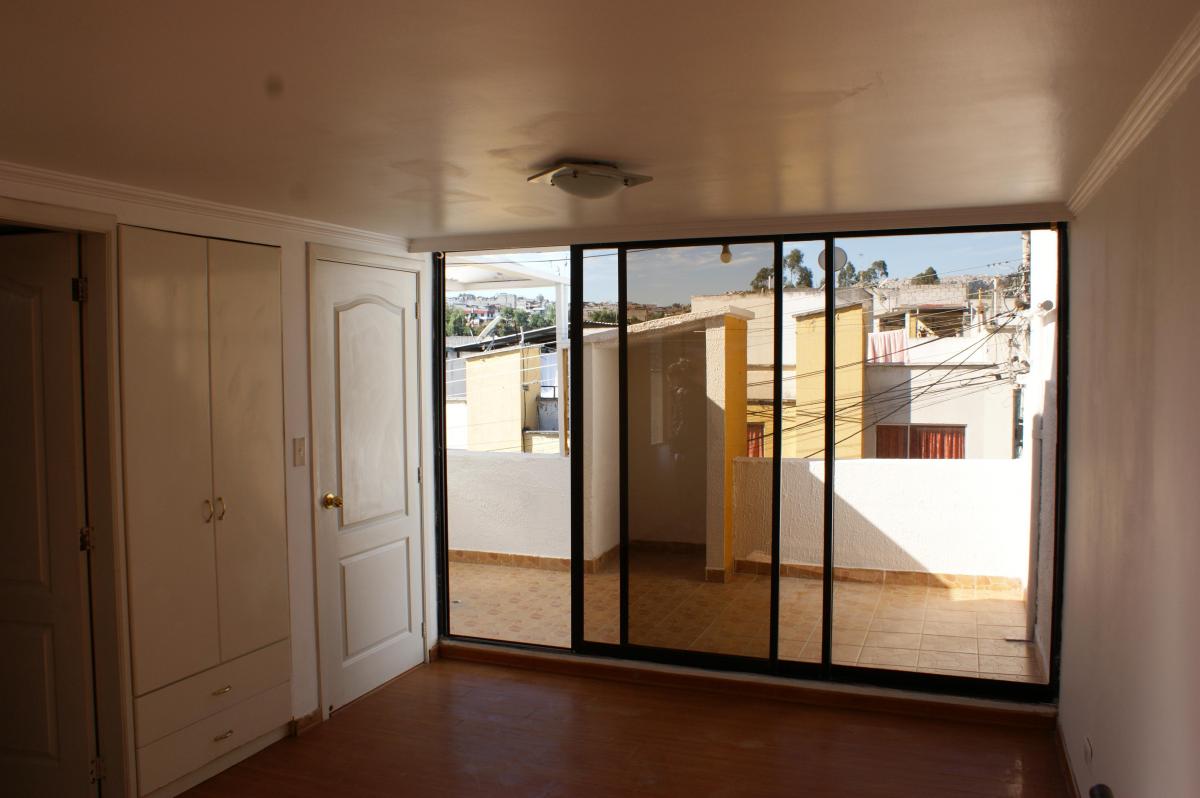 Venta - Casa - Pusuqui - Norte - Quito - Conjunto - Piscina — imagen 2