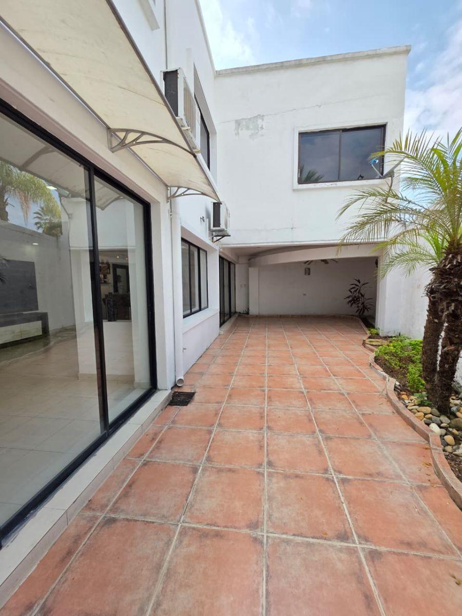 Samborondón Km 2.5 Urb El Alamo Amplia Casa en Venta, Guayas — imagen 2