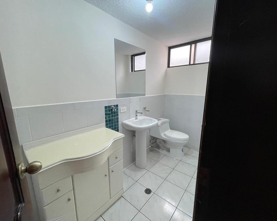 Vendo Casa de 4 Habitaciones en Conjunto Familiar - Tumbaco - *mm* — imagen 4