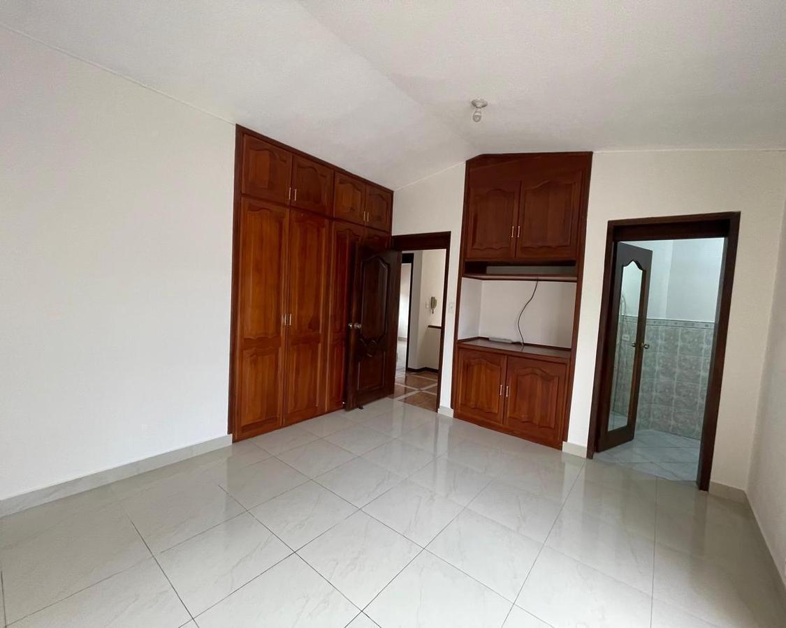 Vendo Casa de 4 Habitaciones en Conjunto Familiar - Tumbaco - *mm* — imagen 2