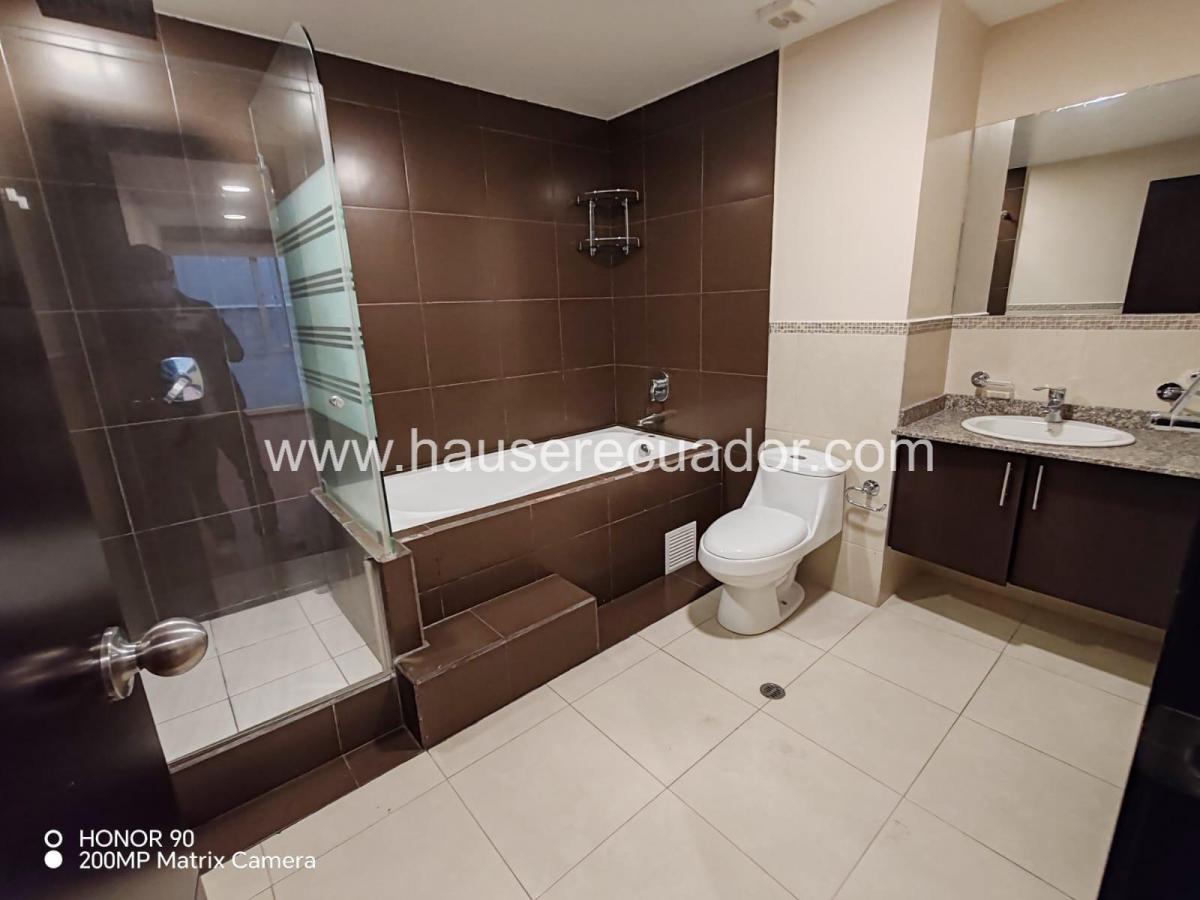 Exclusivo Departamento Dúplex de 2 Dorm. con 3 Parqueaderos, Bodega y Acabados Modernos — imagen 3