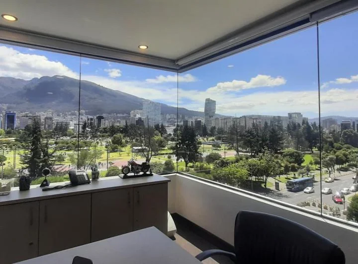 Ct Venta Oficina en Edificio Moderno con Seguridad y Exelente Vista Sector Carolina Centro Norte — imagen 1