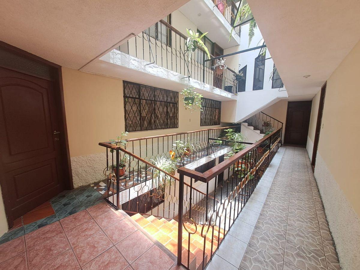 Casa Amplia Rentera de 8 Departamentos — imagen 7