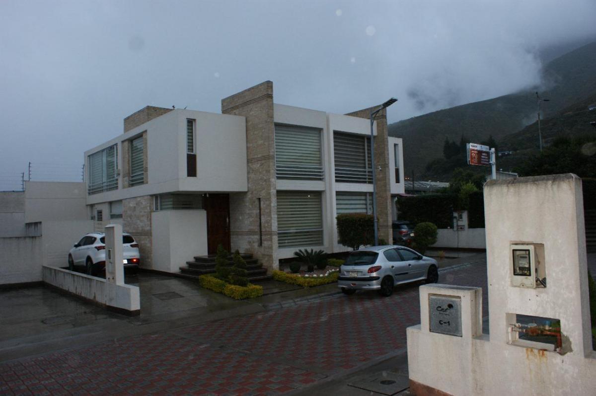 Venta - Casa - Acabados de Lujo - Pomasqui - Norte - Quito — imagen 10