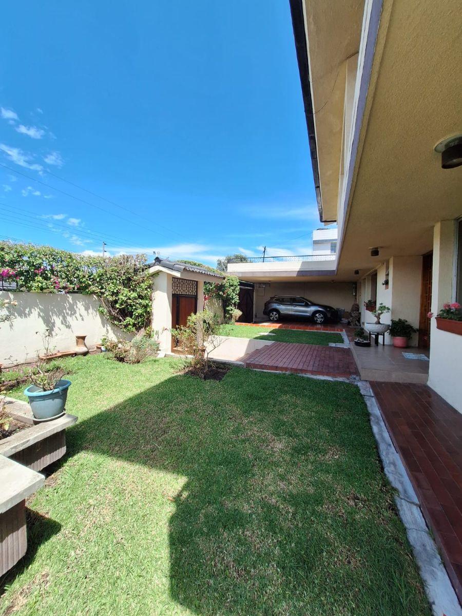 Venta de Amplia Casa Remodelada con Jardín, Bbq y Dormitorio en Planta Baja – Valle de Los Chillos — imagen 10