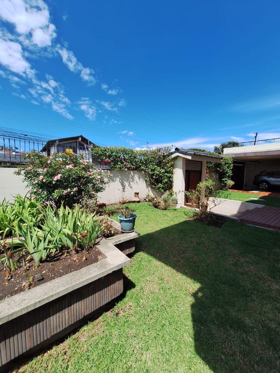 Venta de Amplia Casa Remodelada con Jardín, Bbq y Dormitorio en Planta Baja – Valle de Los Chillos — imagen 9