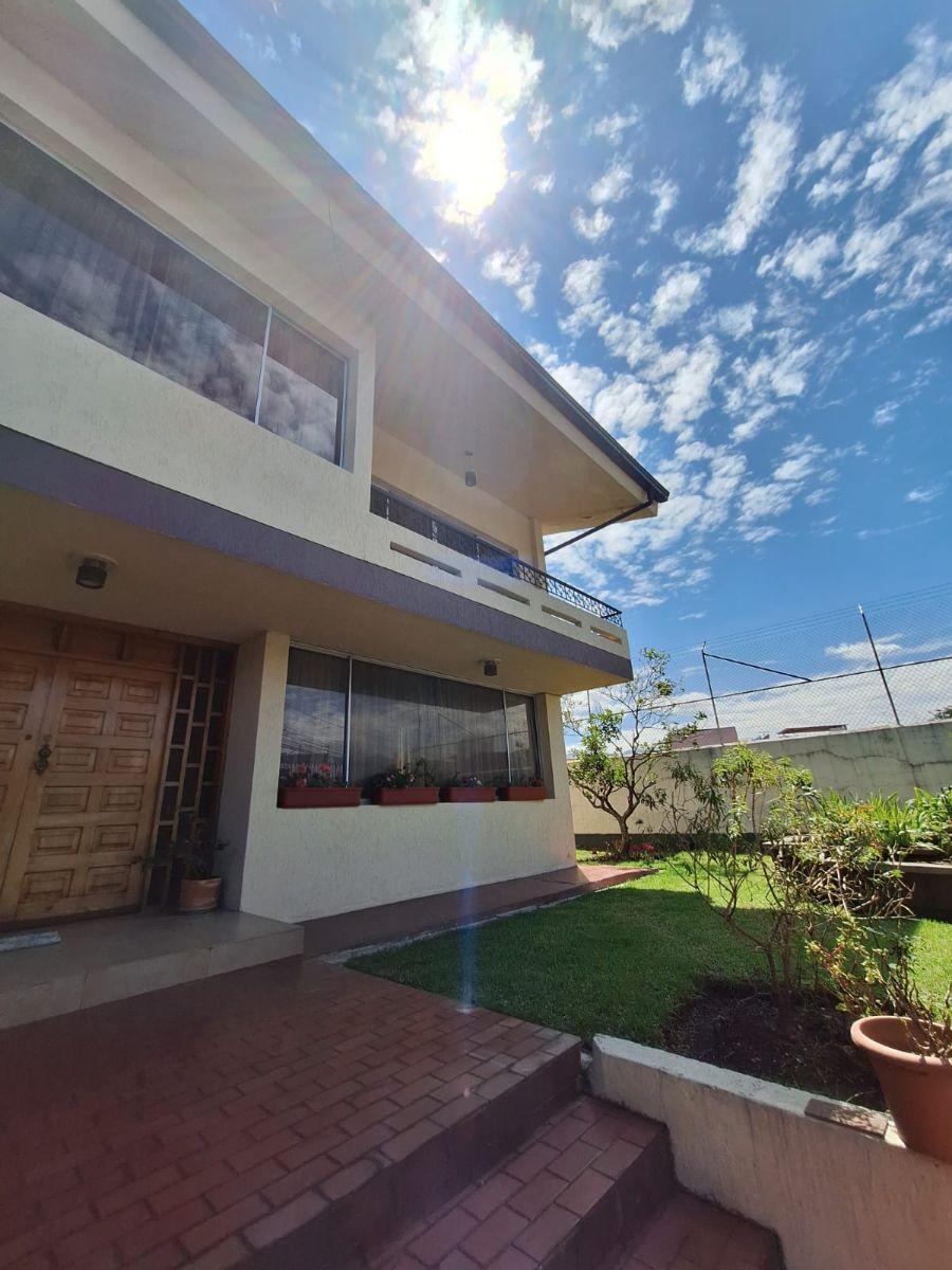 Venta de Amplia Casa Remodelada con Jardín, Bbq y Dormitorio en Planta Baja – Valle de Los Chillos — imagen 8