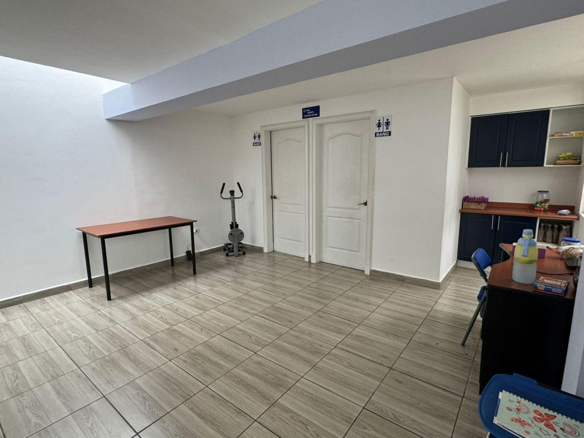 En Venta Casa Independiente/ Oficina - Centro Medico de 5 Ambientes en Iñaquito — imagen 10