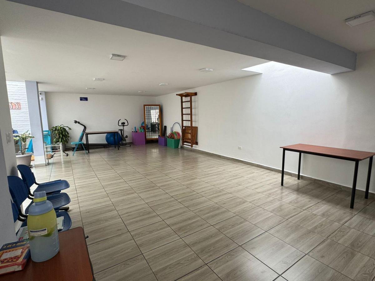 En Venta Casa Independiente/ Oficina - Centro Medico de 5 Ambientes en Iñaquito — imagen 9