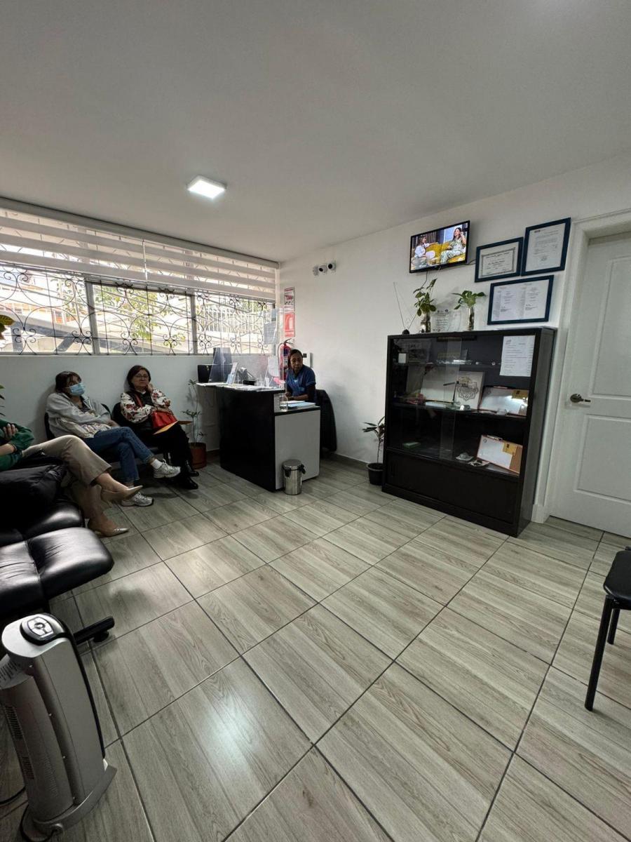 En Venta Casa Independiente/ Oficina - Centro Medico de 5 Ambientes en Iñaquito — imagen 8