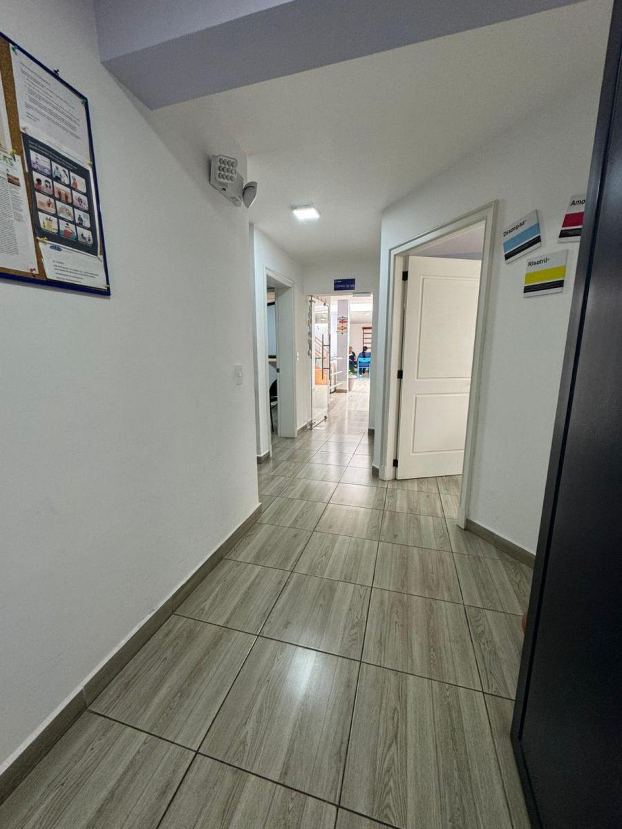En Venta Casa Independiente/ Oficina - Centro Medico de 5 Ambientes en Iñaquito — imagen 7