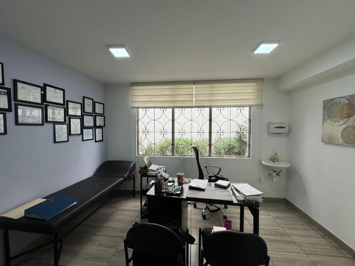 En Venta Casa Independiente/ Oficina - Centro Medico de 5 Ambientes en Iñaquito — imagen 6