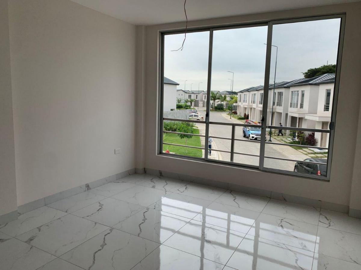 En Venta Hermosa Casa de Estreno en Urb. Millenium Village, Guayas — imagen 3