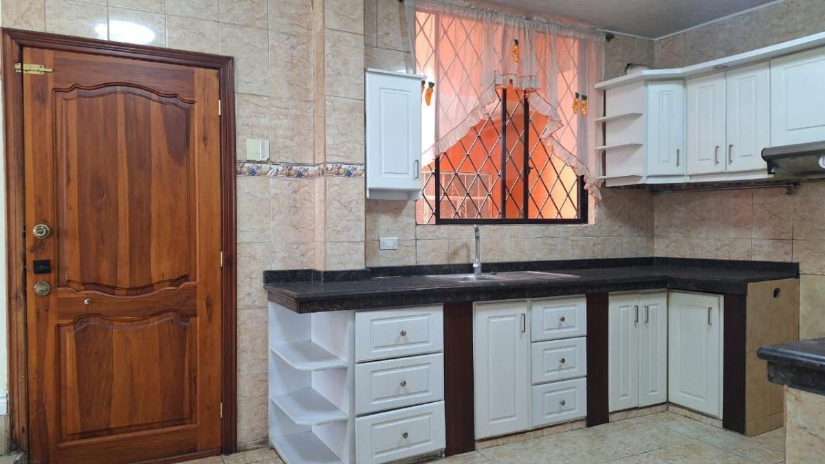 Vendo Casa Comercial Esquinera Conocoto - 4 Parqueaderos y 2 Locales Comerciales — imagen 4
