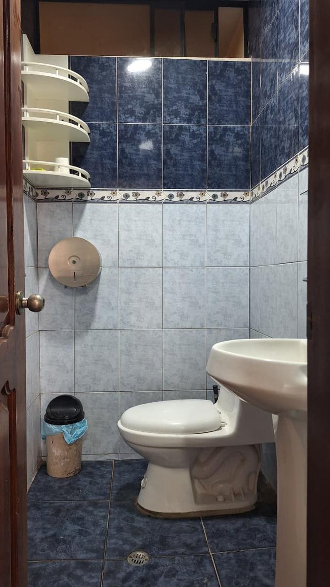 Vendo Casa Comercial Esquinera Conocoto - 4 Parqueaderos y 2 Locales Comerciales — imagen 3