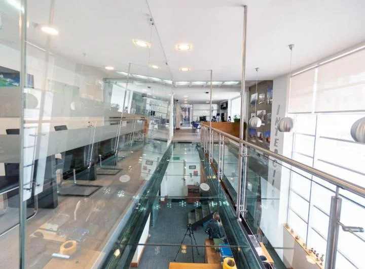 Cjd - $410.000 – Oficina Corporativa de Lujo en Lomas de Monteserrín — imagen 1