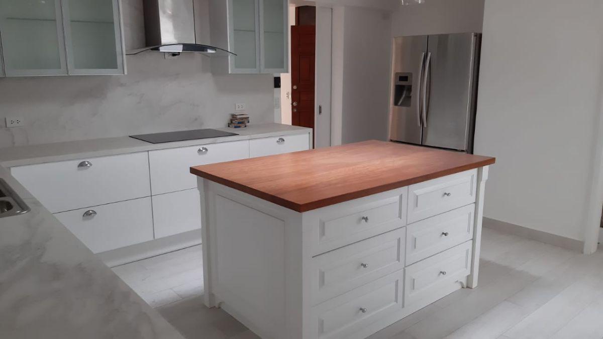 De Venta Hermoso Departamento Remodelado 100% en Sector Gonzalez Suarez — imagen 6