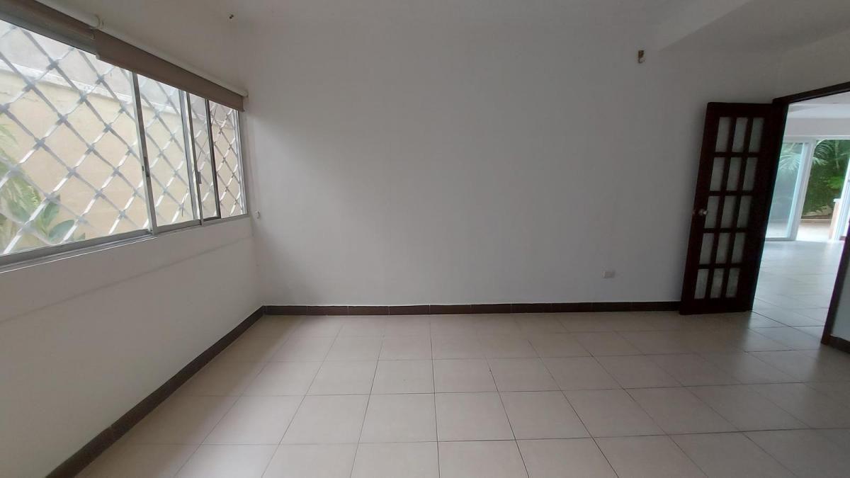 Venta Departamento Planta Baja Tres Dorm. y Piscina, Guayas — imagen 2