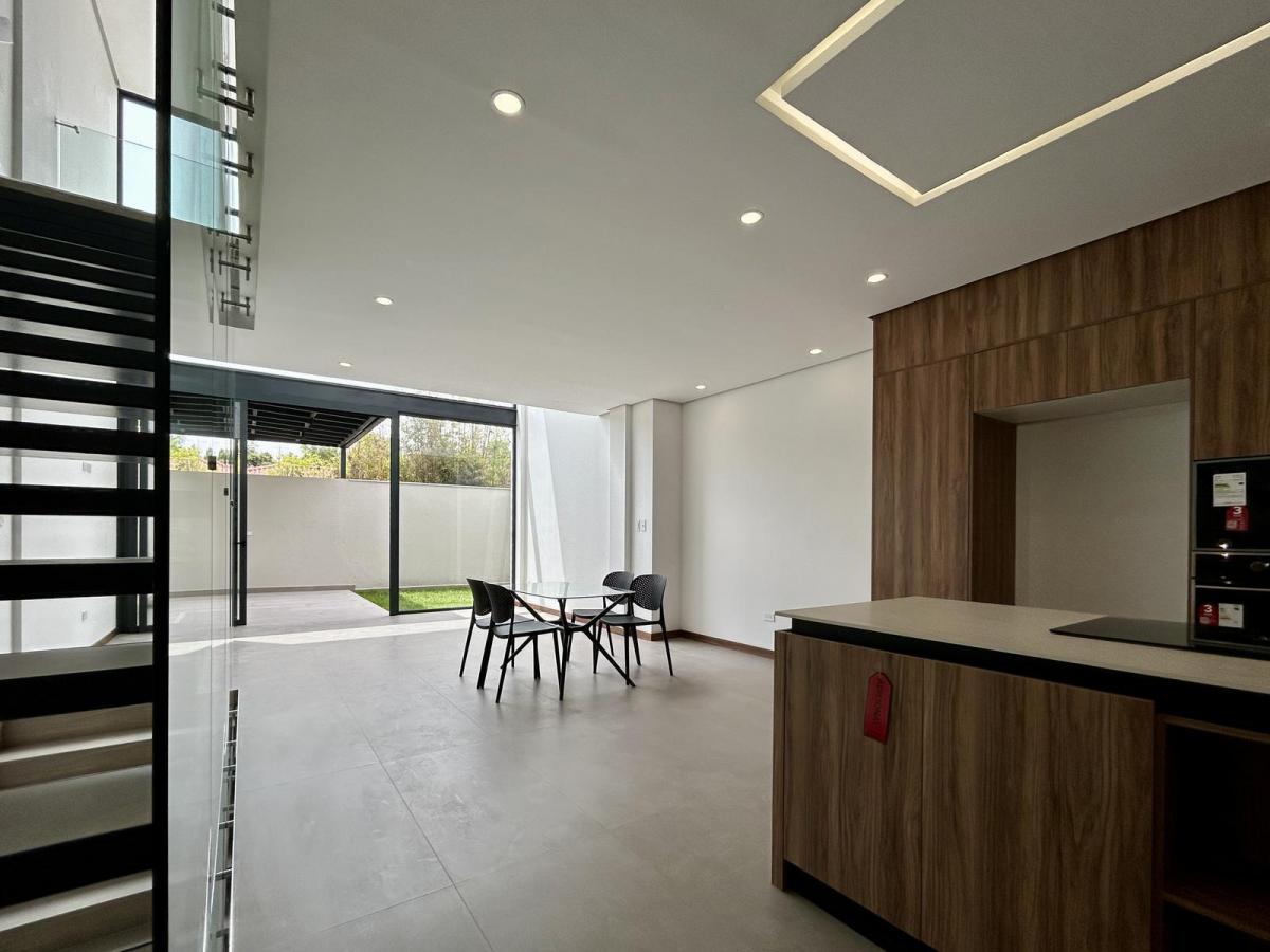 Casa en Venta La Primavera – Cumbayá | 3 Plantas - Doble Altura - Jardín - Diseño Funcional — imagen 10