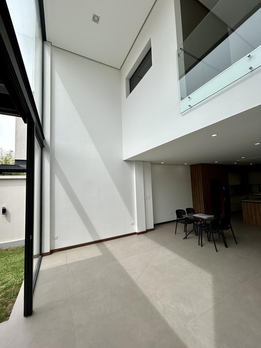 Casa en Venta La Primavera – Cumbayá | 3 Plantas - Doble Altura - Jardín - Diseño Funcional — imagen 9