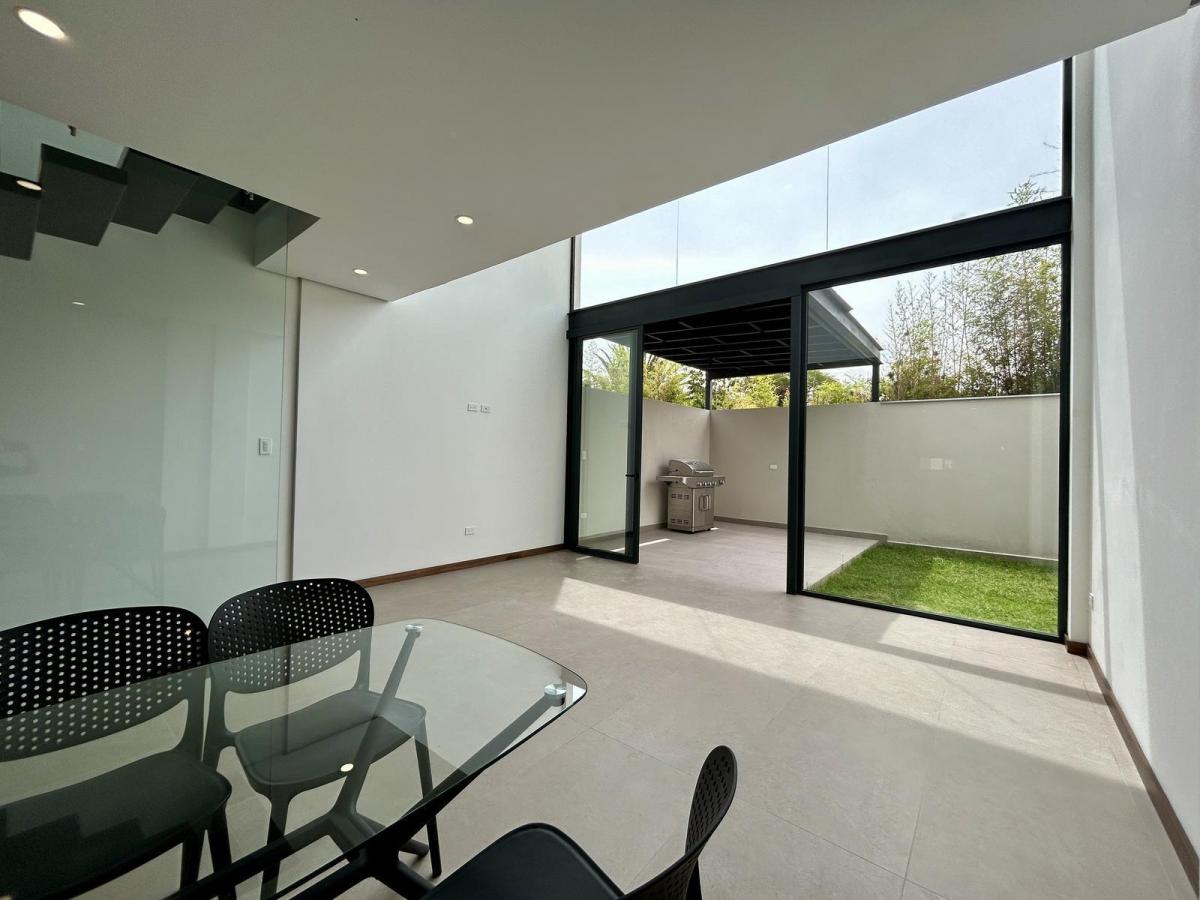 Casa en Venta La Primavera – Cumbayá | 3 Plantas - Doble Altura - Jardín - Diseño Funcional — imagen 8