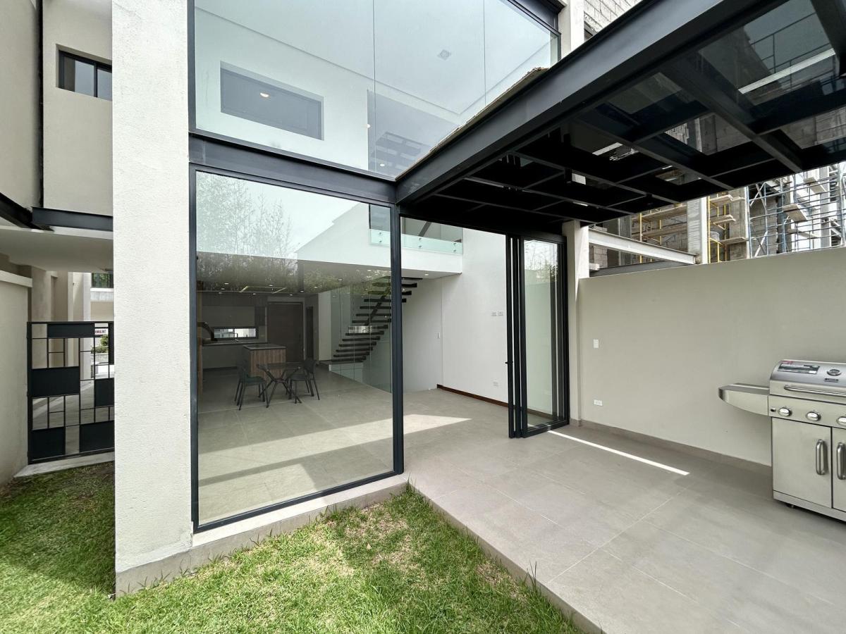 Casa en Venta La Primavera – Cumbayá | 3 Plantas - Doble Altura - Jardín - Diseño Funcional — imagen 7