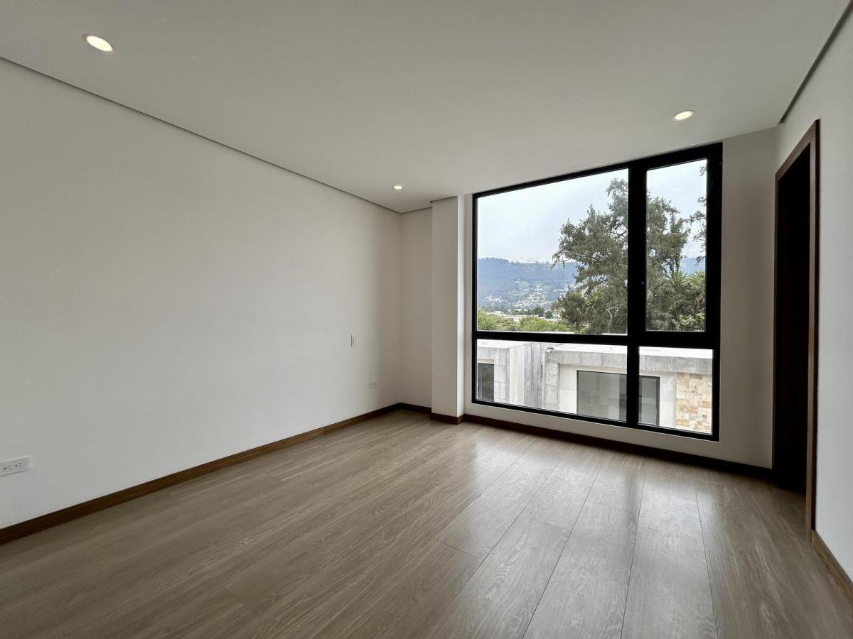 Casa en Venta La Primavera – Cumbayá | 3 Plantas - Doble Altura - Jardín - Diseño Funcional — imagen 6