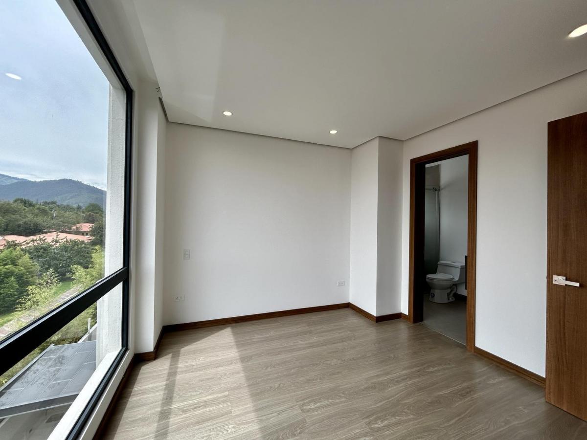 Casa en Venta La Primavera – Cumbayá | 3 Plantas - Doble Altura - Jardín - Diseño Funcional — imagen 5