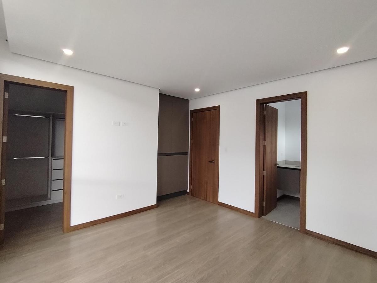 Casa en Venta La Primavera – Cumbayá | 3 Plantas - Doble Altura - Jardín - Diseño Funcional — imagen 4