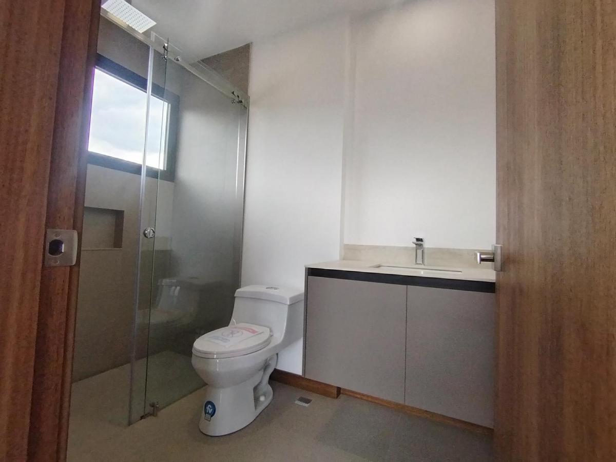 Casa en Venta La Primavera – Cumbayá | 3 Plantas - Doble Altura - Jardín - Diseño Funcional — imagen 2