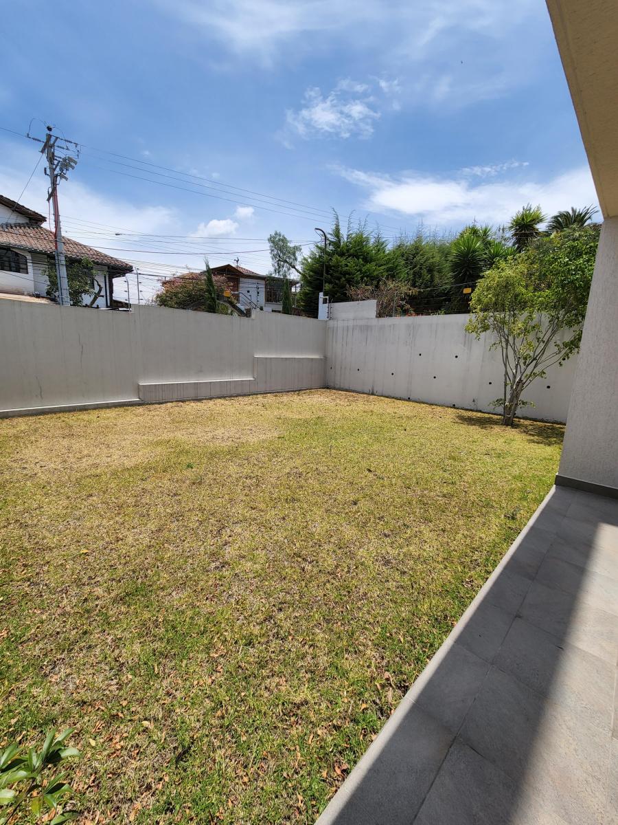 Hermoso Departamento de Venta con Amplio Jardin en Cumbaya — imagen 9