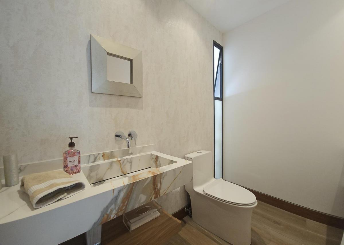 Venta Casa en Tumbaco Hilacril con Amplio Jardin y 4 Dorm. — imagen 2