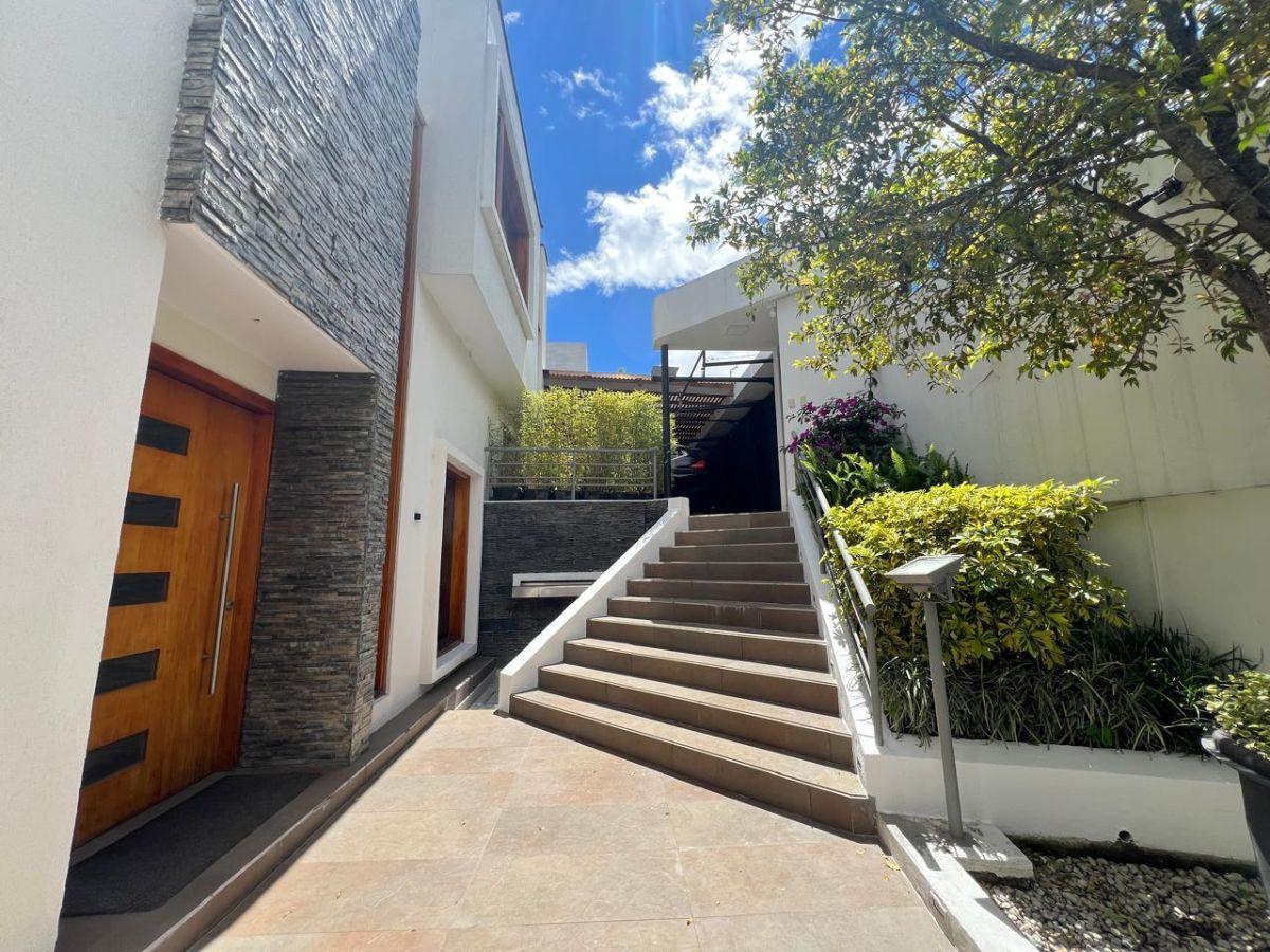 Vendo Amplia Casa con Suit Independiente 6 Doemitorios, hermosa Vista Nayon Urbanización Privada — imagen 2