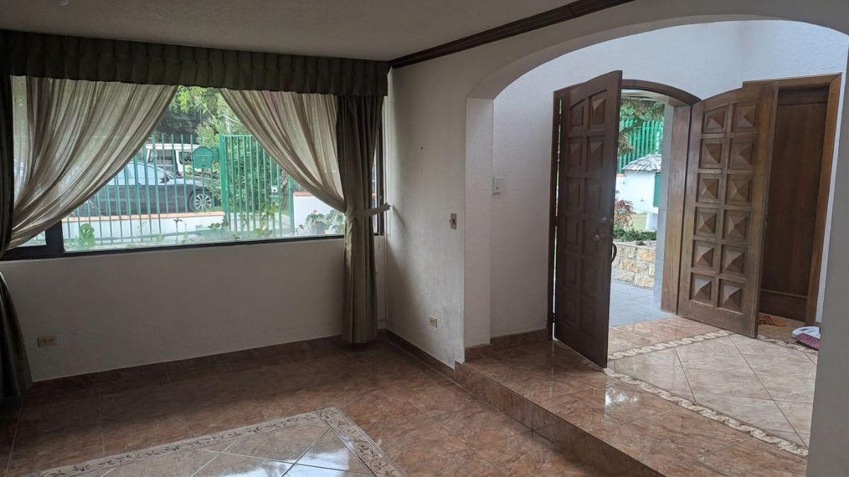 Venta Urbanizacion Jacaranda Casa Tres Dorm. + Mega Suite - Terreno 1440 m². Provincia de Pichincha — imagen 4