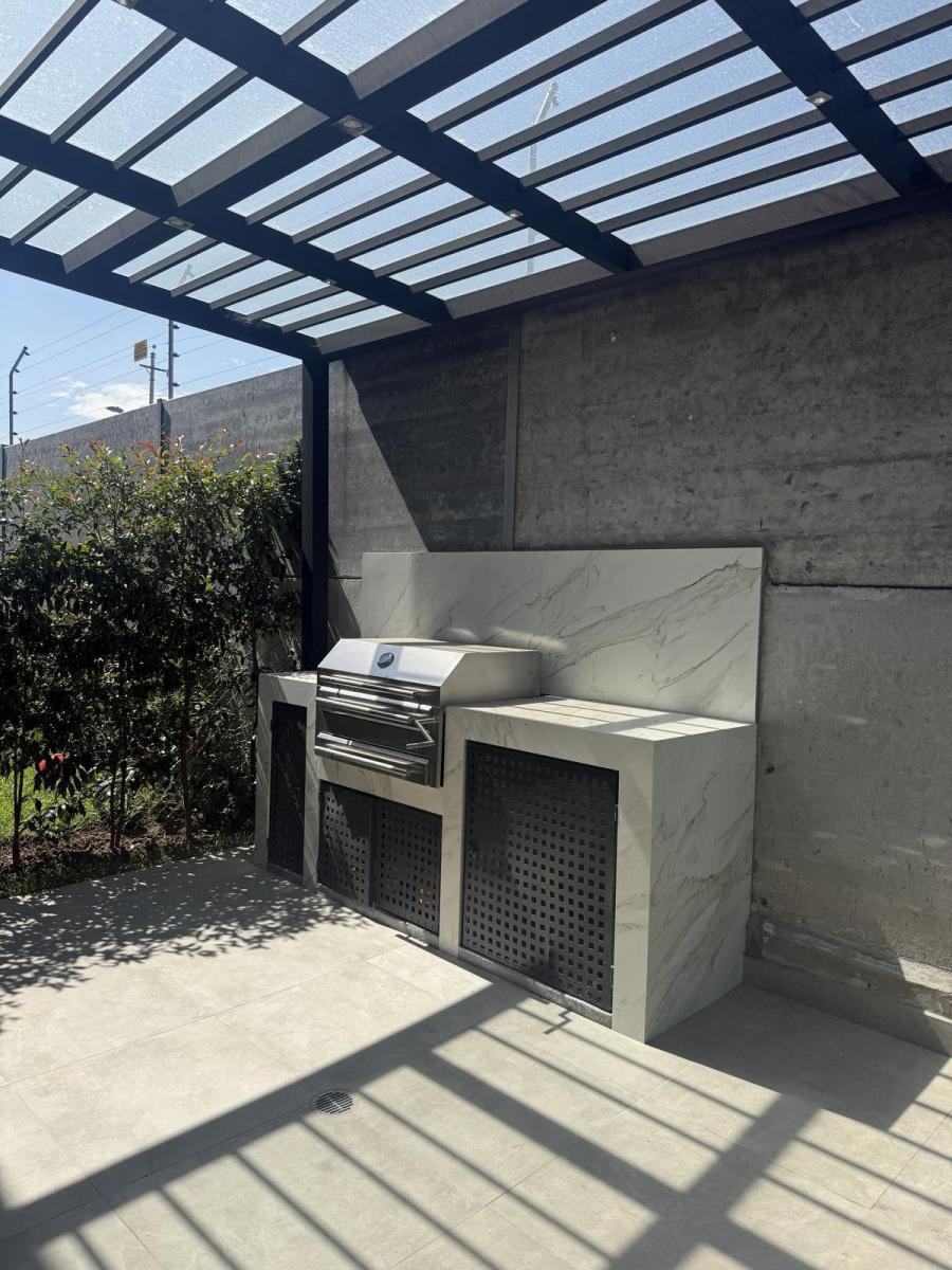 En Venta o Renta Casa Esquinera Amoblada en Conjunto Privado, Tumbaco — imagen 8