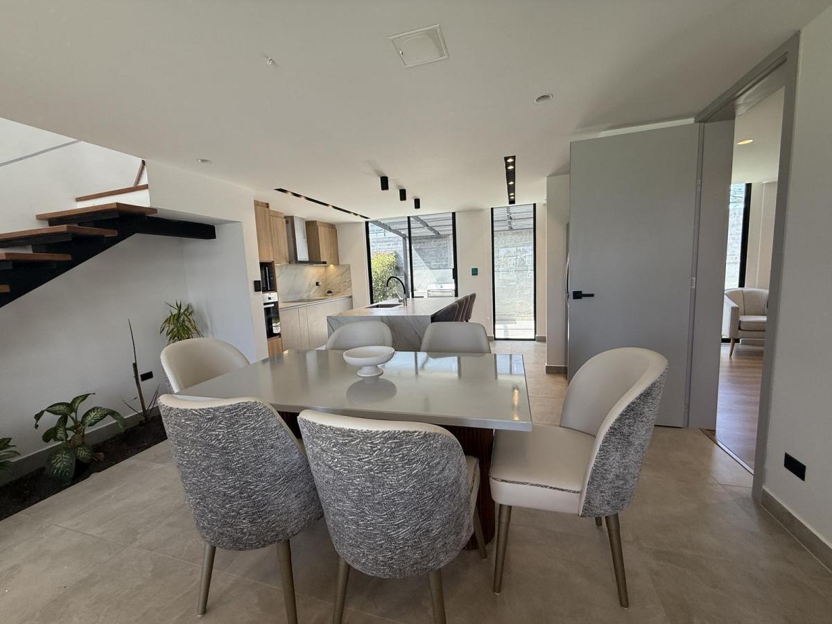 En Venta o Renta Casa Esquinera Amoblada en Conjunto Privado, Tumbaco — imagen 5