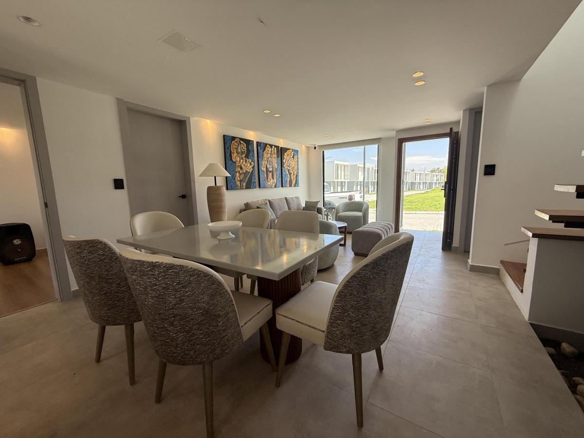 En Venta o Renta Casa Esquinera Amoblada en Conjunto Privado, Tumbaco — imagen 4