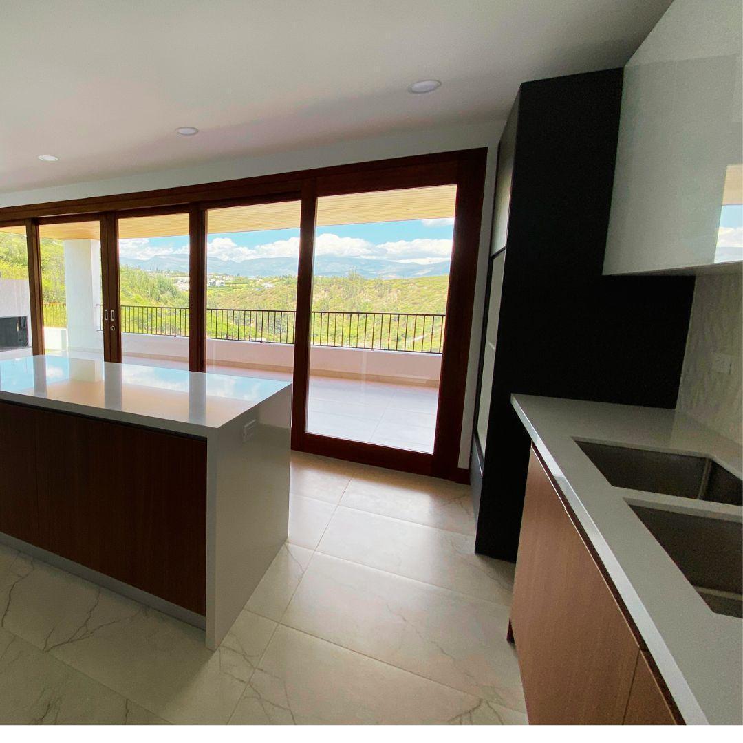 Casa de Lujo en Conjunto – Nayón, Quito 256.48 m² de Construcción 110 m² de Terrazas y Exteriore — imagen 7