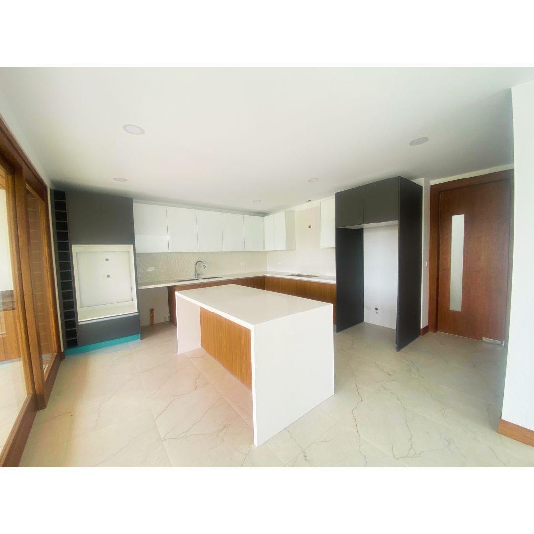 Casa de Lujo en Conjunto – Nayón, Quito 256.48 m² de Construcción 110 m² de Terrazas y Exteriore — imagen 2
