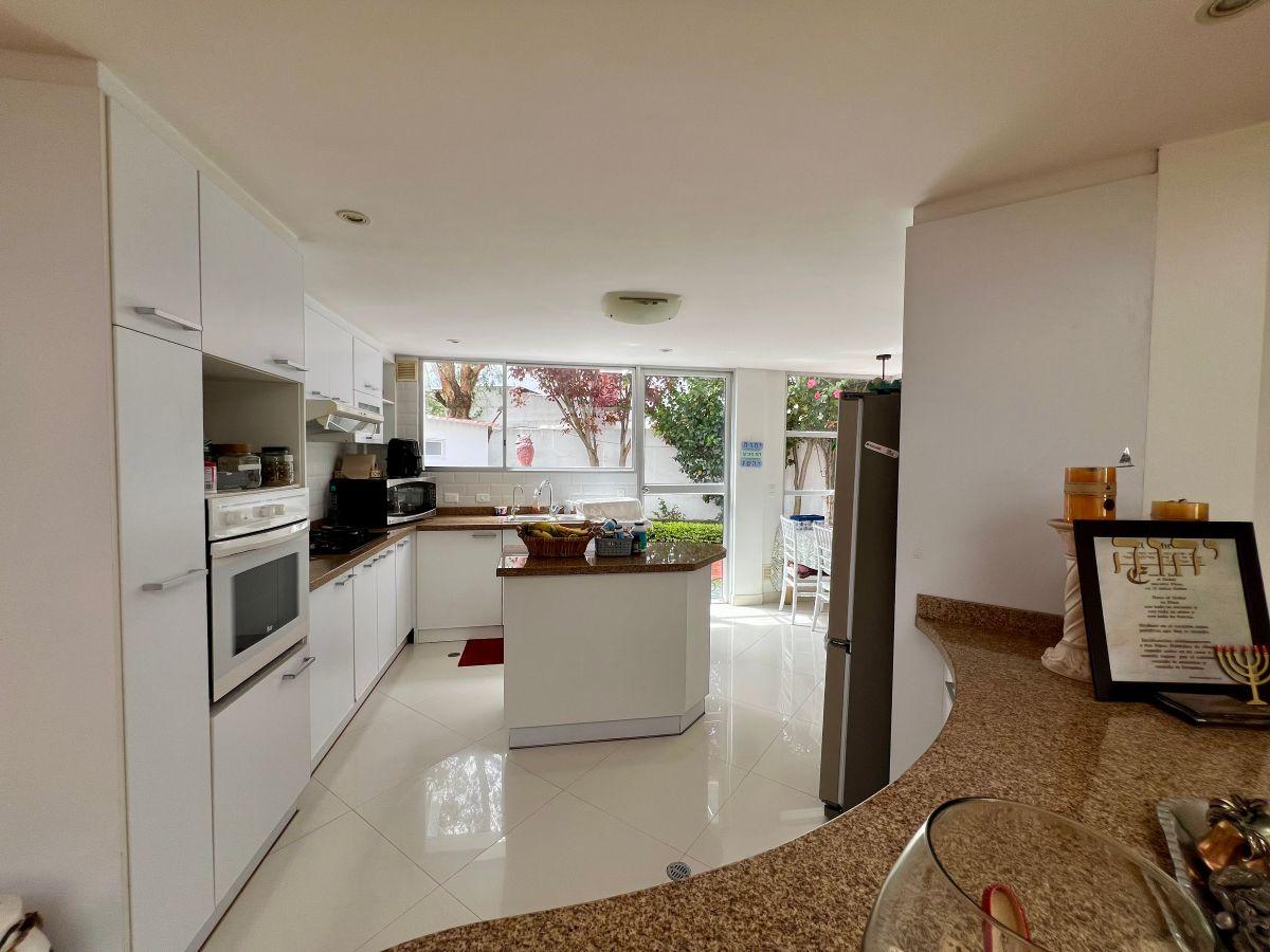 En Venta Casa de 5 Dorm. Dentro de Conjunto Privado con Piscina - Cumbaya — imagen 10