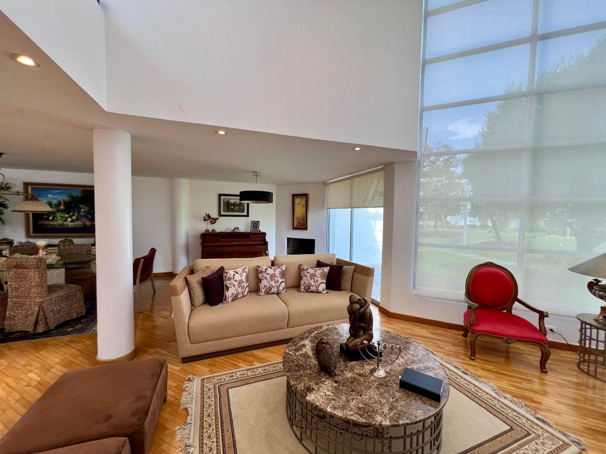 En Venta Casa de 5 Dorm. Dentro de Conjunto Privado con Piscina - Cumbaya — imagen 8