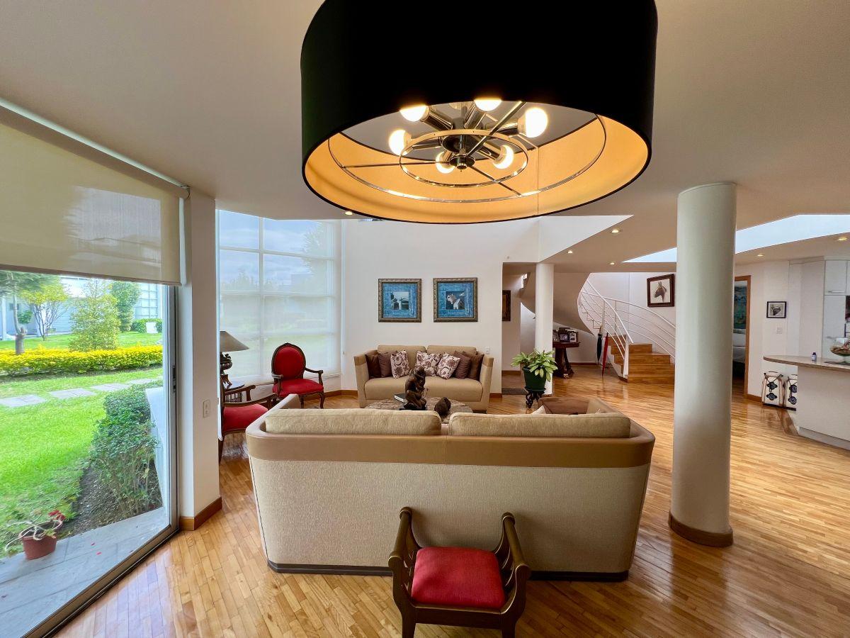En Venta Casa de 5 Dorm. Dentro de Conjunto Privado con Piscina - Cumbaya — imagen 7