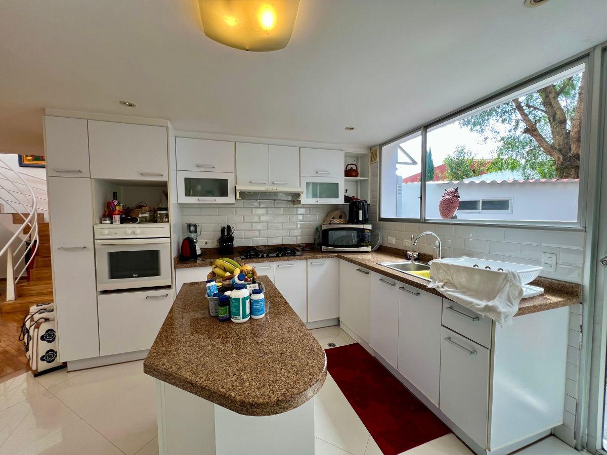 En Venta Casa de 5 Dorm. Dentro de Conjunto Privado con Piscina - Cumbaya — imagen 4