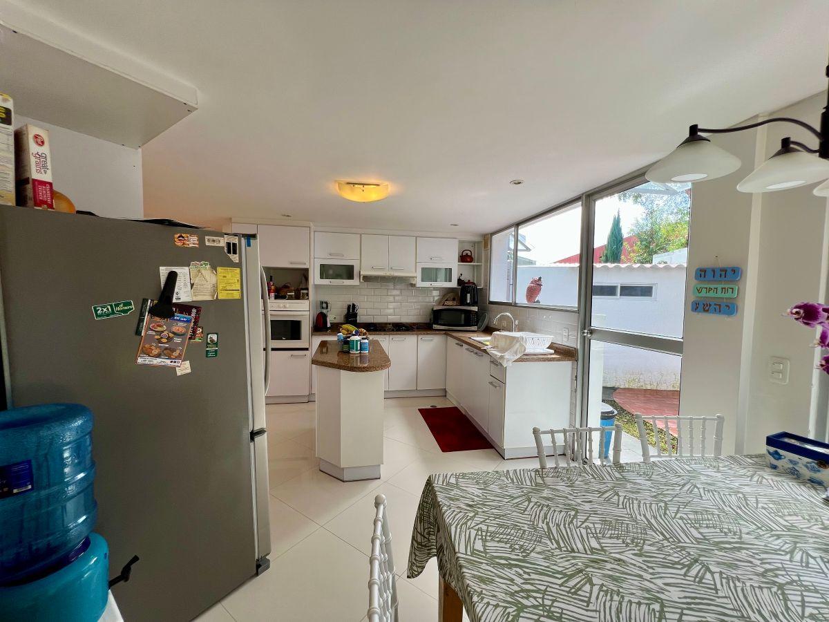 En Venta Casa de 5 Dorm. Dentro de Conjunto Privado con Piscina - Cumbaya — imagen 3