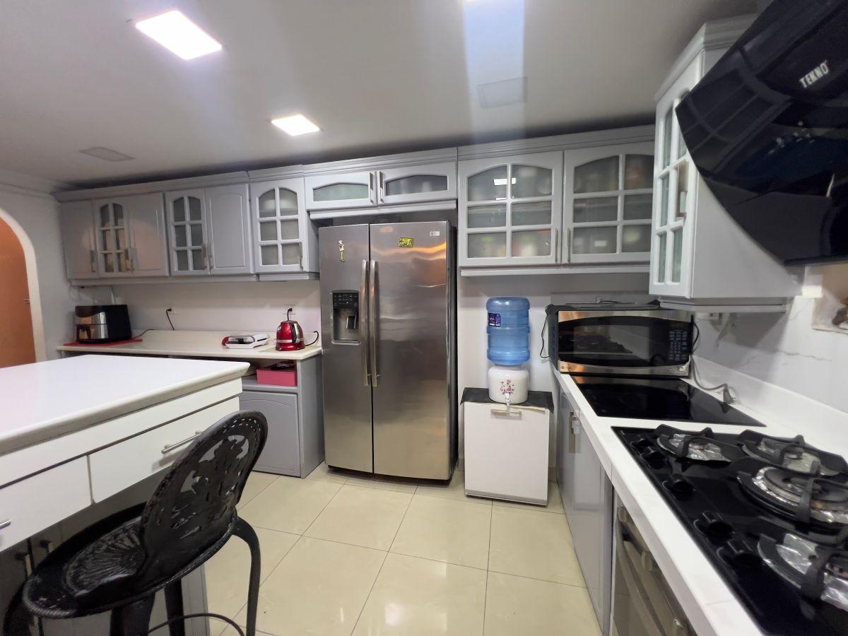 Casa de 258 m² de 1 Planta y Media, con 4 Dorm. en Venta en La Alborada, Guayas — imagen 2