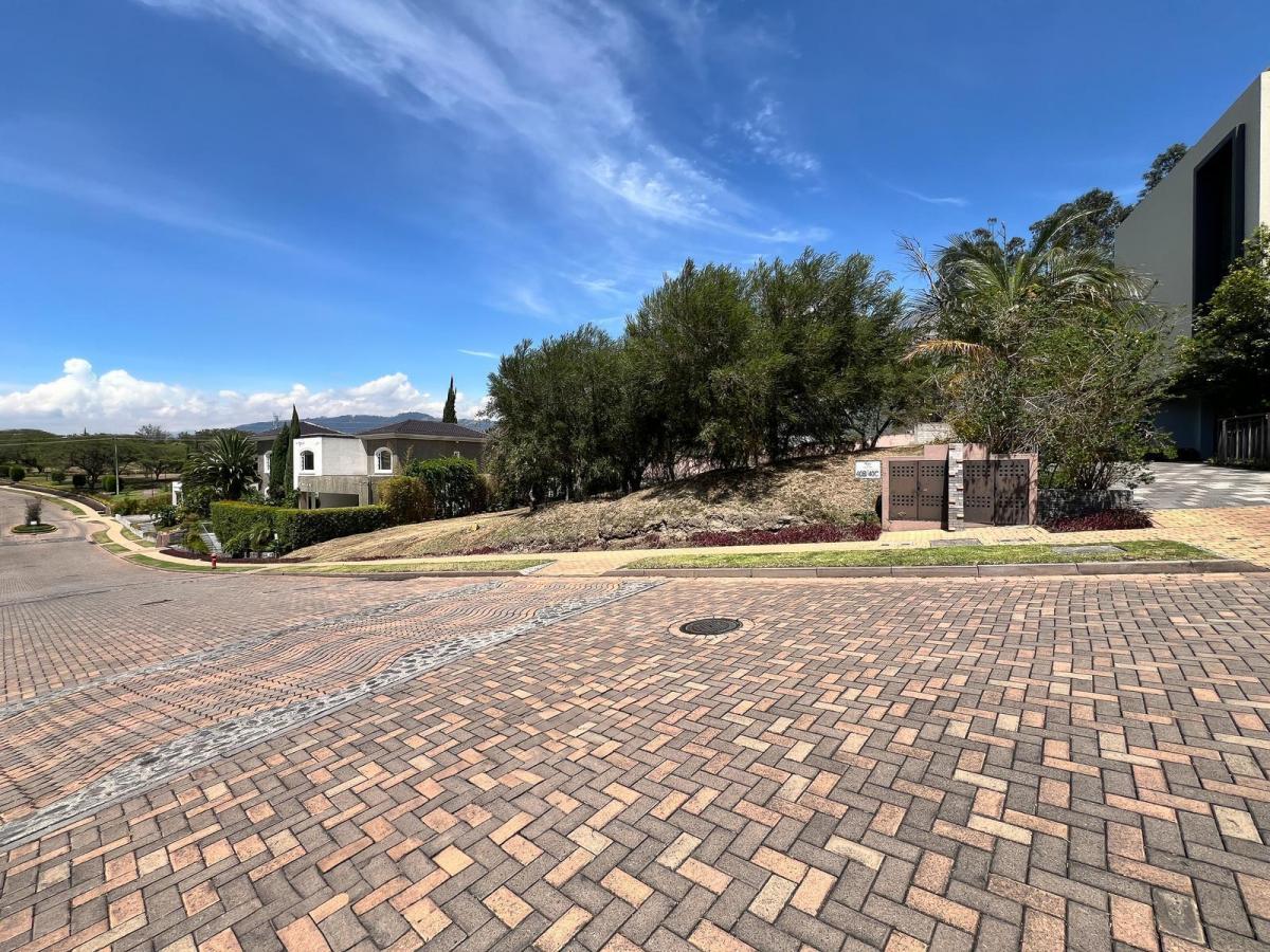 Lindo Terreno de Venta Ubicado en Cumbayá Dentro de La Urbanización Jardines de Santa Inés — imagen 7