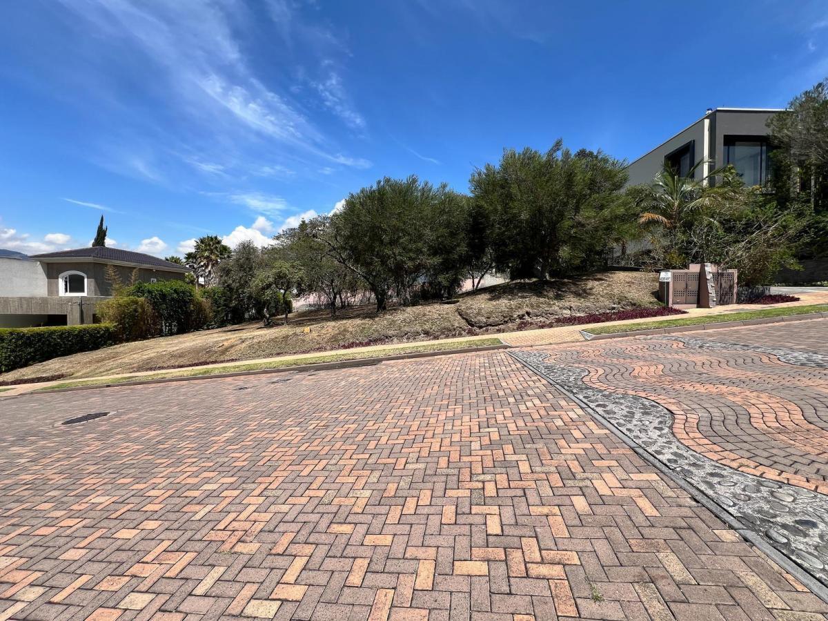 Lindo Terreno de Venta Ubicado en Cumbayá Dentro de La Urbanización Jardines de Santa Inés — imagen 6