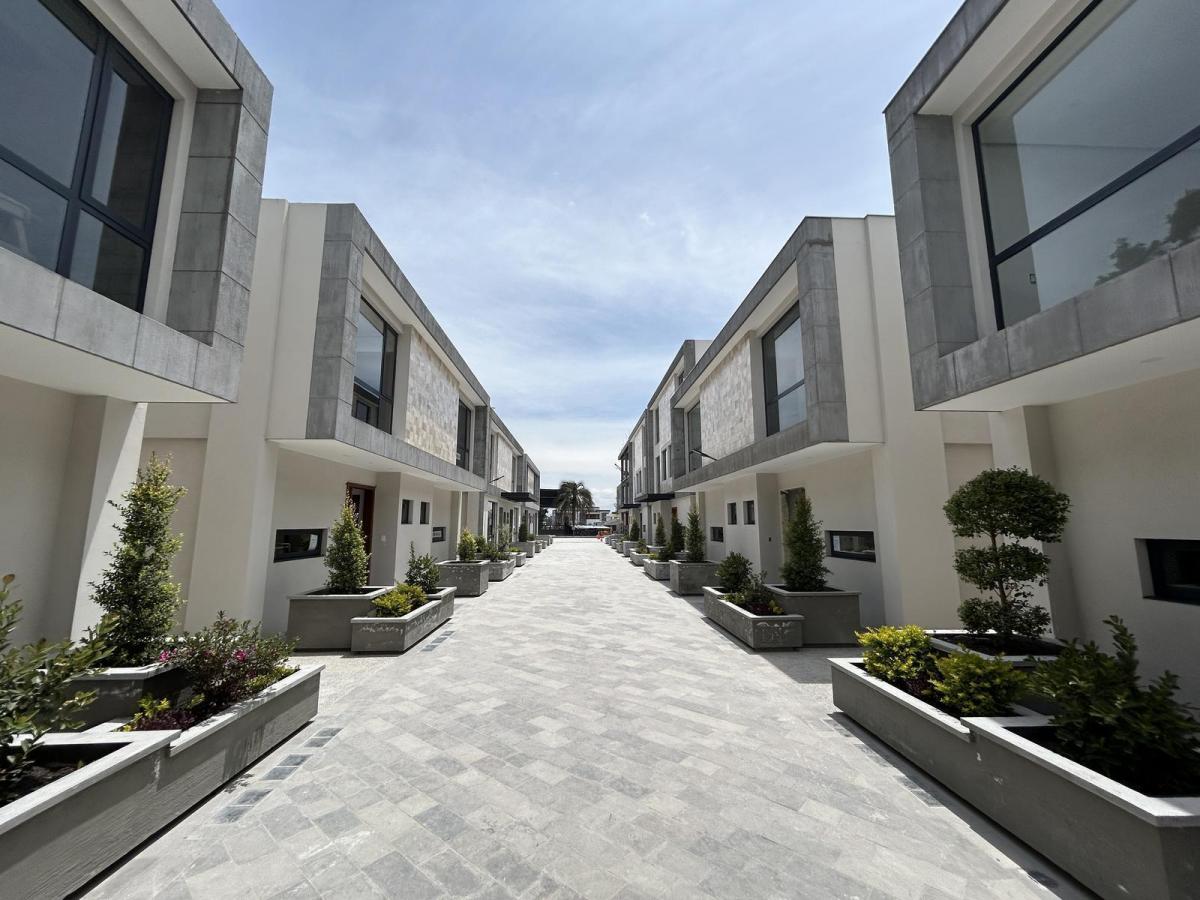 Casa en Venta La Primavera Cumbayá | Funcional, Jardín y Subsuelo | Opción Máster en Pb — imagen 2